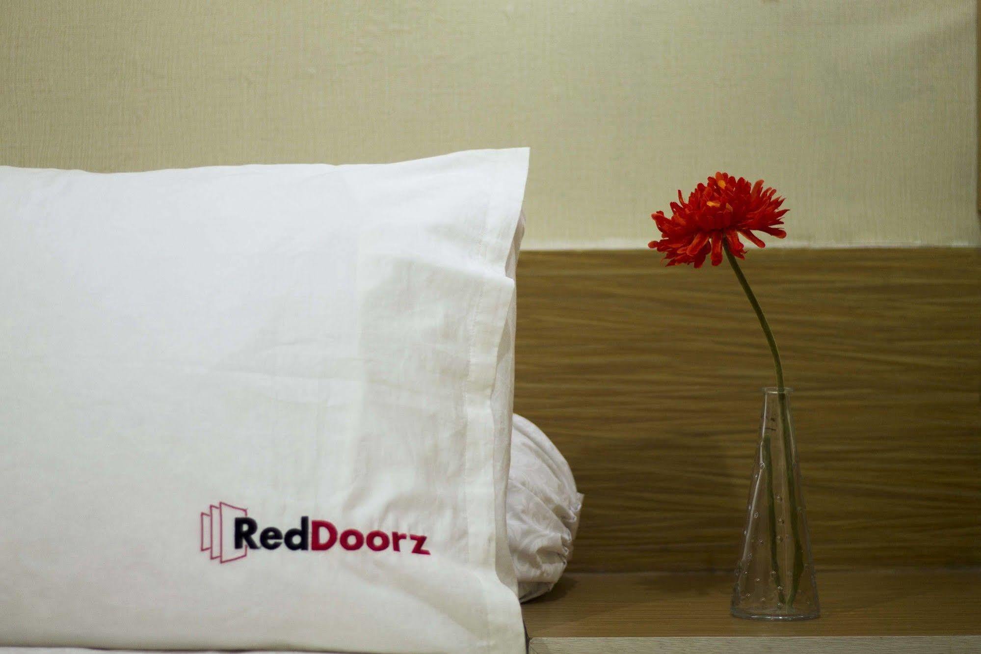 Reddoorz @ Pulomas Hotel Jakarta Exterior photo
