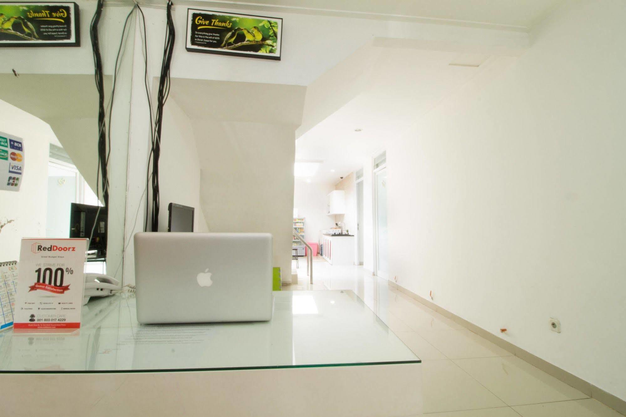 Reddoorz @ Pulomas Hotel Jakarta Exterior photo
